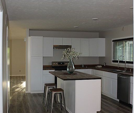 Island & breakfast nook area
