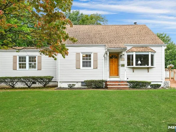 35 Oak Street, Oakland, NJ 07436