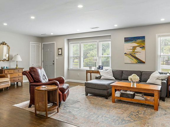 4th image of 1176 Winborn Dr