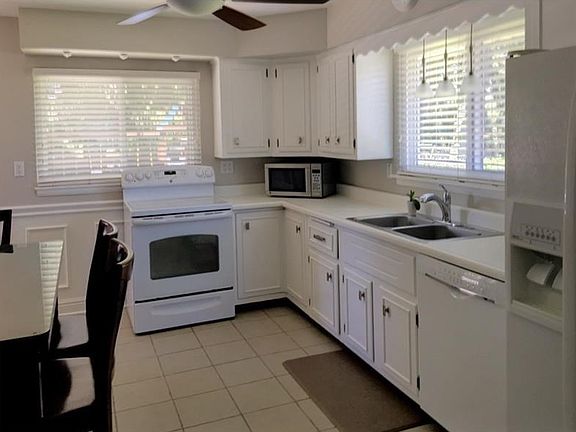 Eat-in Kitchen includes all appliances