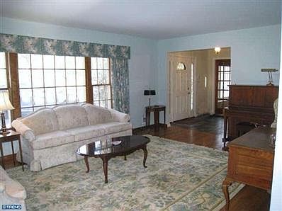 4th image of 5 Whispering Hills Dr