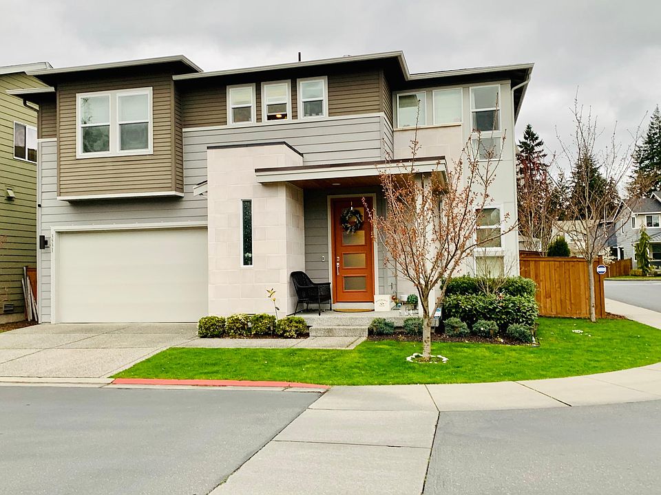 Corner lot. Exterior facade