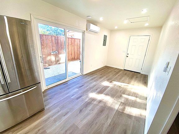 4th image of 631 Pelican Ct