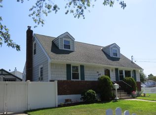 160 Maple Ct, Copiague, NY 11726