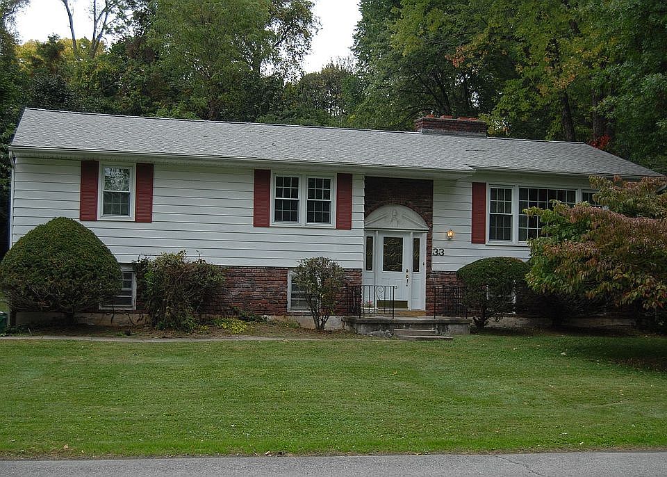 Curb appeal, level lot