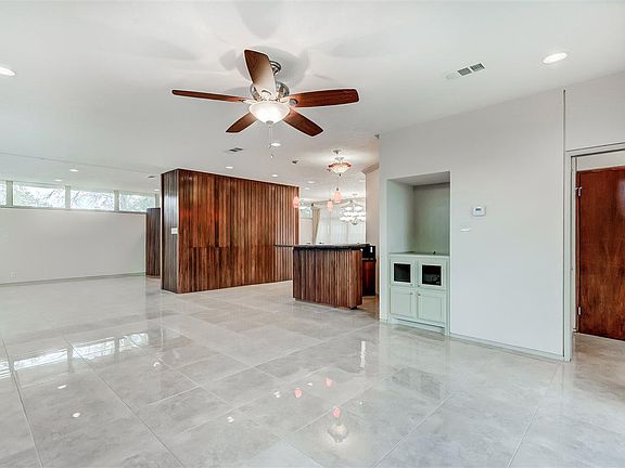 4th image of 135 E Caldwood Dr