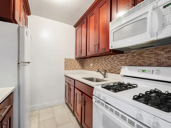 200 East 24th Street image 3 of 5