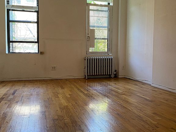 3rd image of 321 E 88th St APT 15