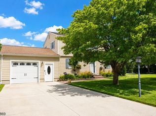 4 Blue Grass Dr, Ewing, NJ 08638