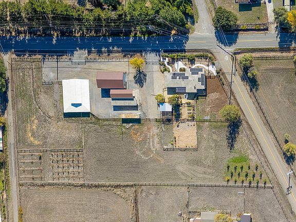 3rd image of 505 E Railroad Avenue