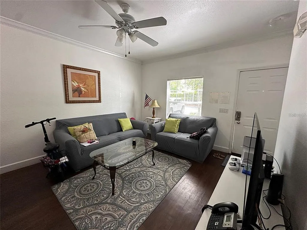3 bed, 2.0 bath, 1300 sqft, $2,350 — Photo 3