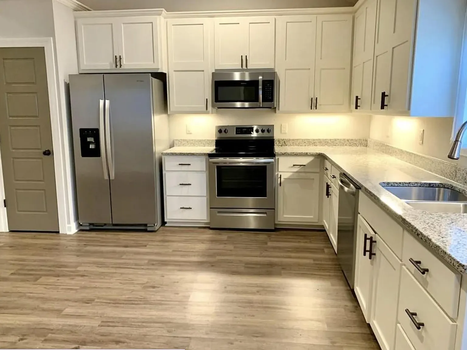3 bed, 1370 sqft, $1,850 — Photo 2