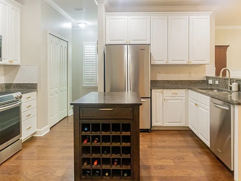 904 Gallier Pl — Photo 3