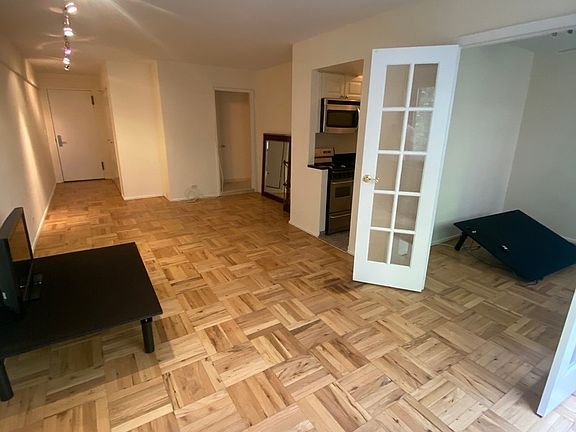 3rd image of 425 E 63rd St APT E1b