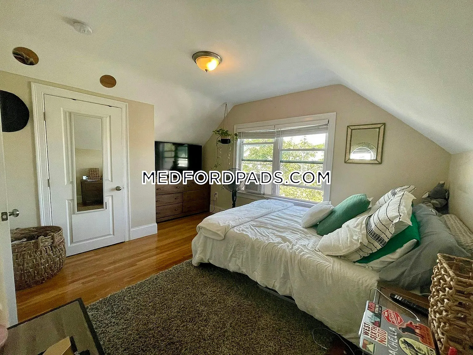 6 bed, 9999 sqft, $8,400 — Photo 4