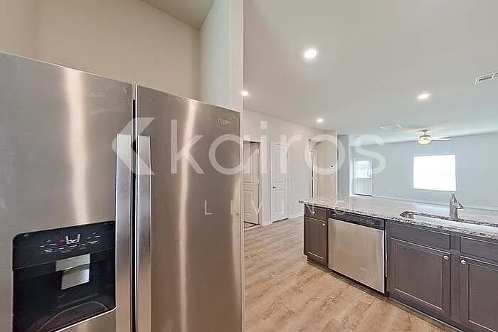 712 Saint James Pl — Photo 5