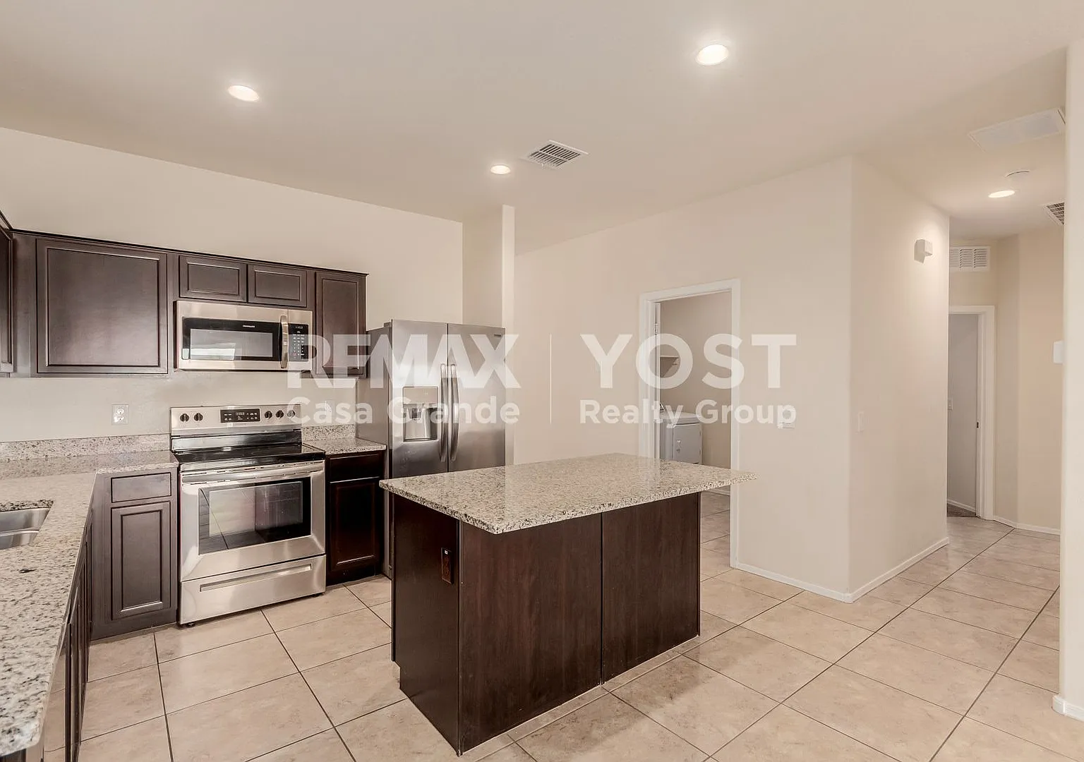 Spacious Rental Home with Office/Den in Maricopa, AZ — Photo 4