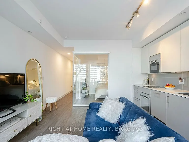 17 Dundonald St #403 — Photo 7