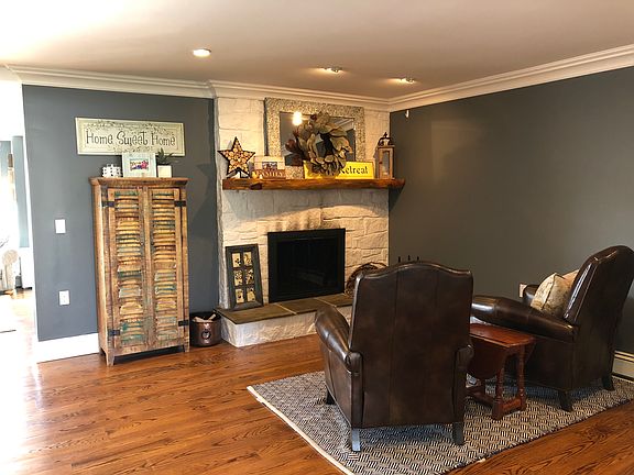 Sitting Area/Fireplace
