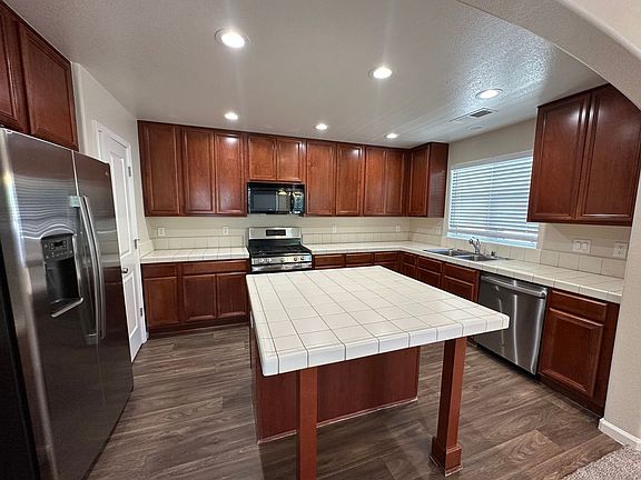 4th image of 1690 Spring Hill Dr