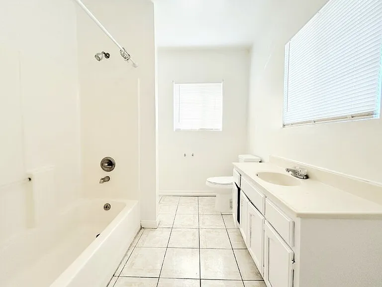 8251 S San Pedro St #4 — Photo 14