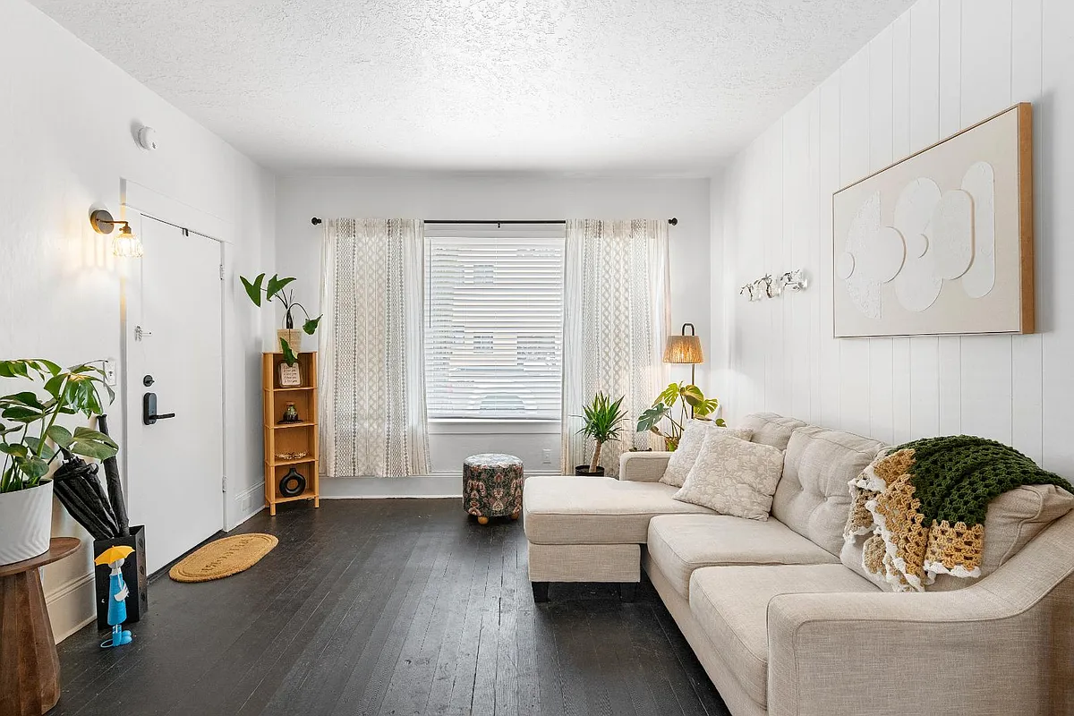 Unit Photo - 832 SE 29th Ave