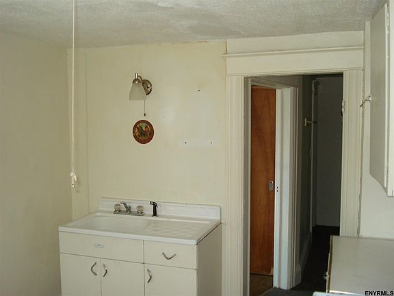 5th image of 19 1/2 Beech St