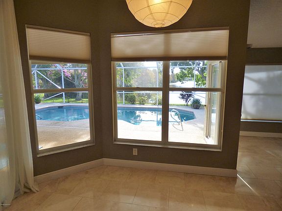 5th image of 621 Sunset Lakes Dr