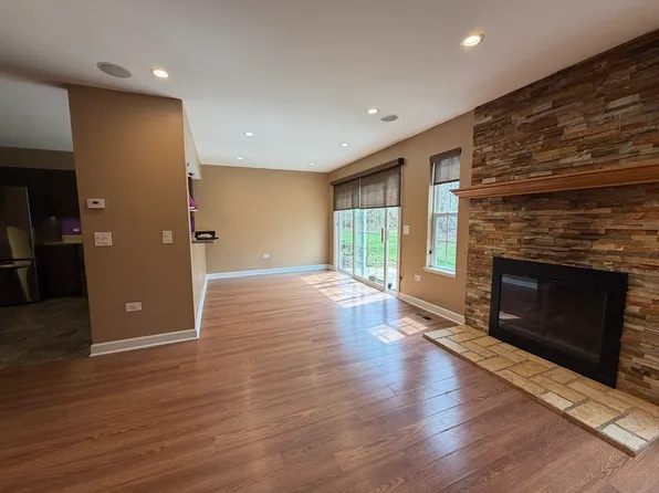 5205 Granite Ct, Crystal Lake, IL 60012