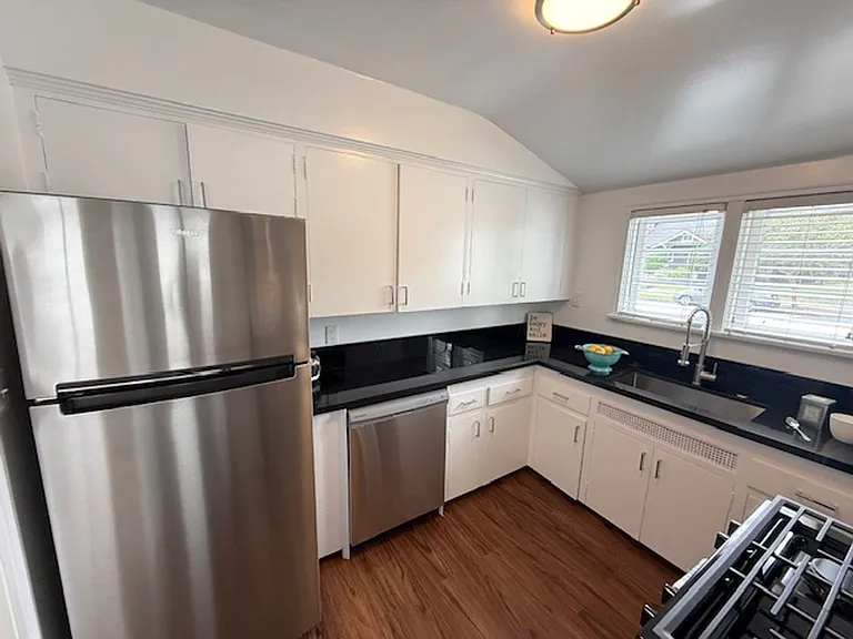 Bungalow - 1 bedroom + Office = natural wood floors, mini split a/c , new appliances, private pat... — Photo 10