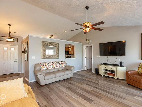 4th image of 552 Nicole Blvd