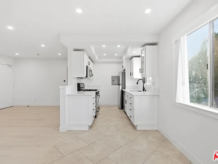 13025 Moorpark St #208 — Photo 7