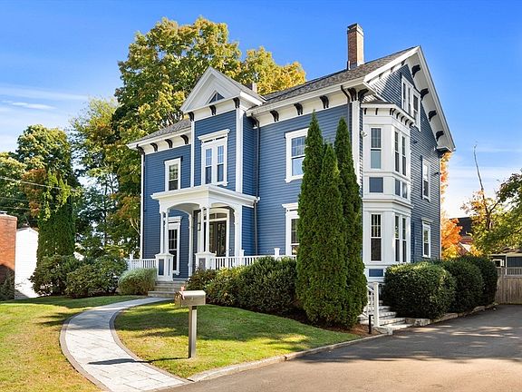 2nd image of 90 Maple Pl