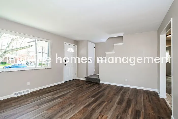 3 bed, 1.0 bath, 1167 sqft, $2,075 — Photo 4