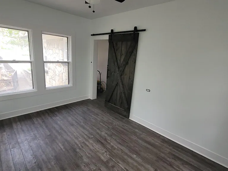 2820 Fort Ave — Photo 18