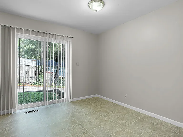 Bermuda Heights Apartments — Photo 16