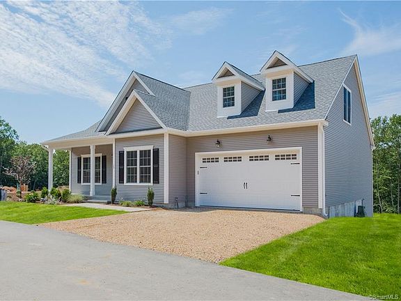 3rd image of 5 Essex Glen Dr