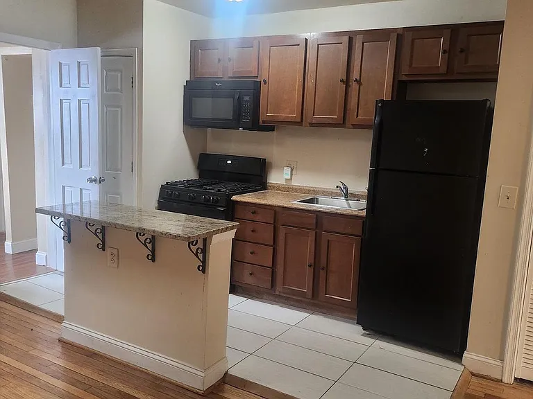 1601 E St NE — Photo 5
