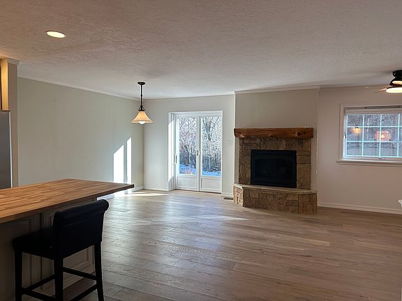 3rd image of 1250 Queen Of The Hills Dr