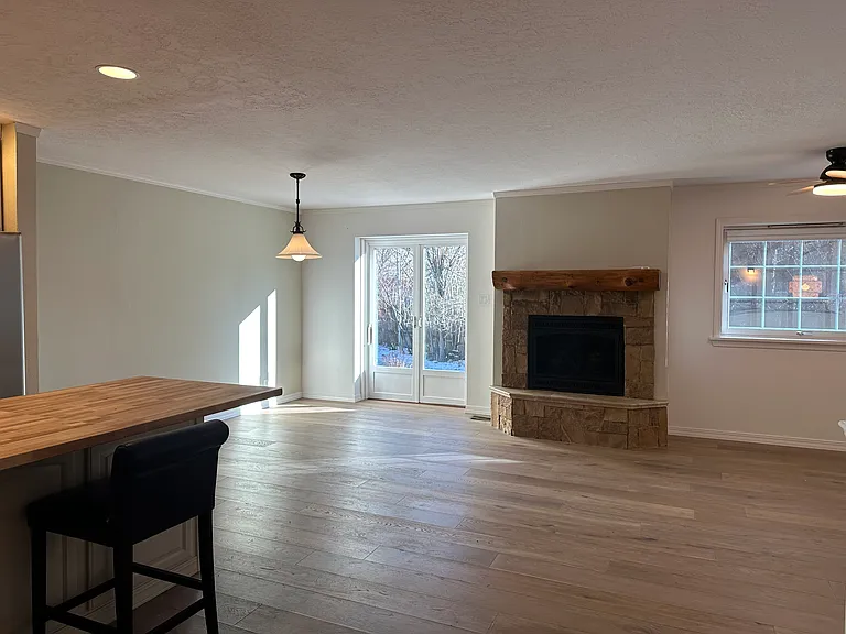 1250 Queen Of The Hills Dr — Photo 3