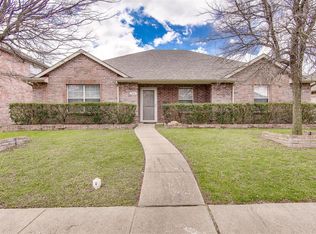 306 Valley Ridge Dr, Red Oak, TX 75154