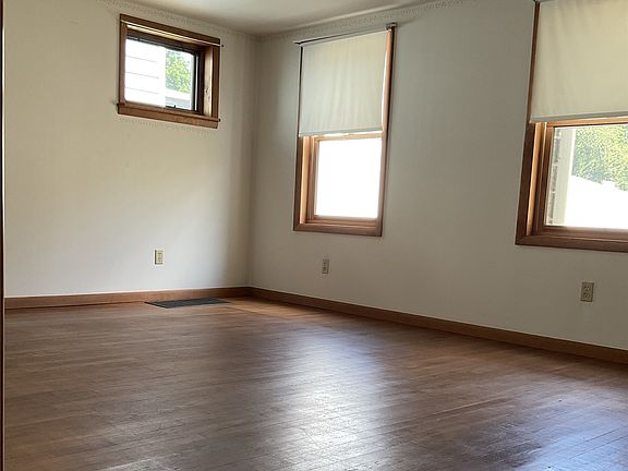 5th image of 272 Main St