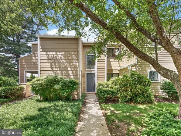 1917 Villaridge Dr, Reston, VA 20191