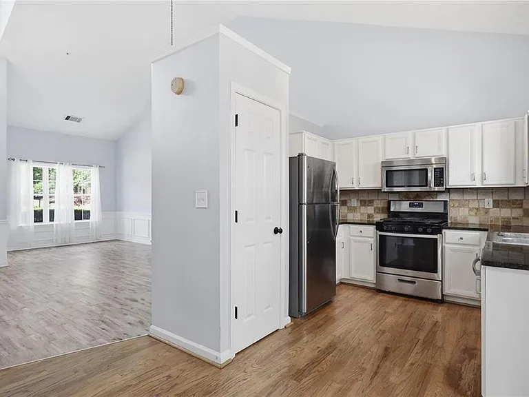 1409 Chardin Dr — Photo 11