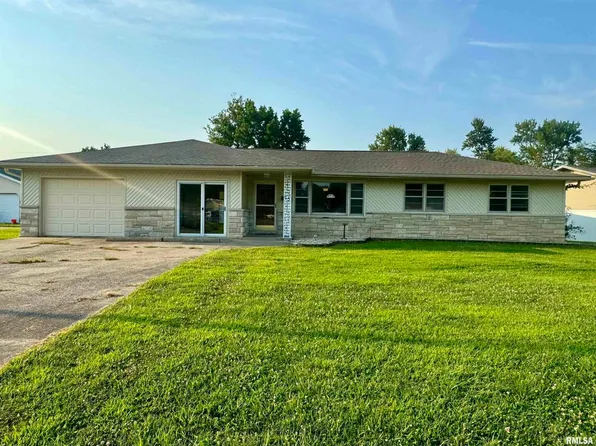 906 Hillcrest Dr, Marion, IL 62959