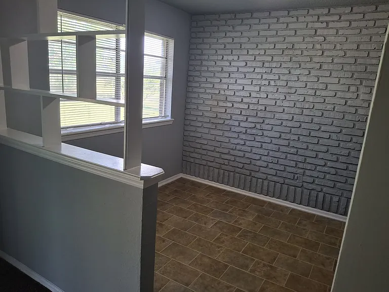 111 SE Coachman Dr — Photo 5