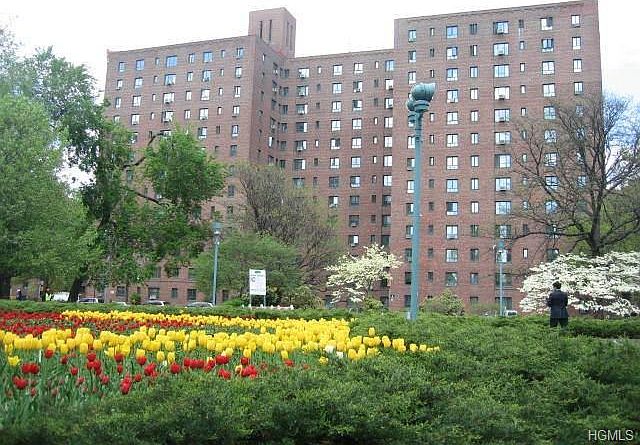 2nd image of 1480 Parkchester Rd