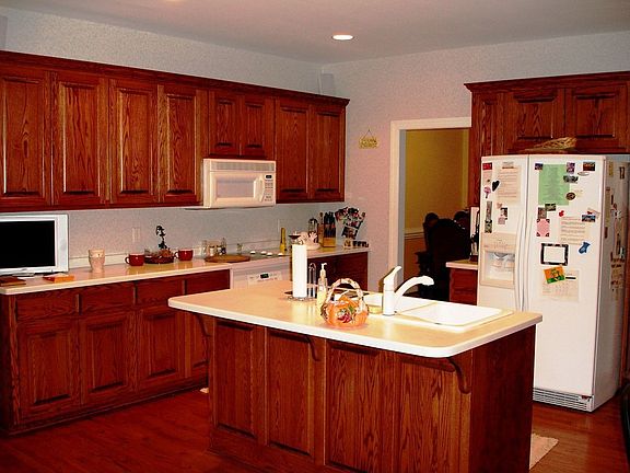 Large & Spacious Kitchen With Corian Countertops, Island, & Breakfast Nook!