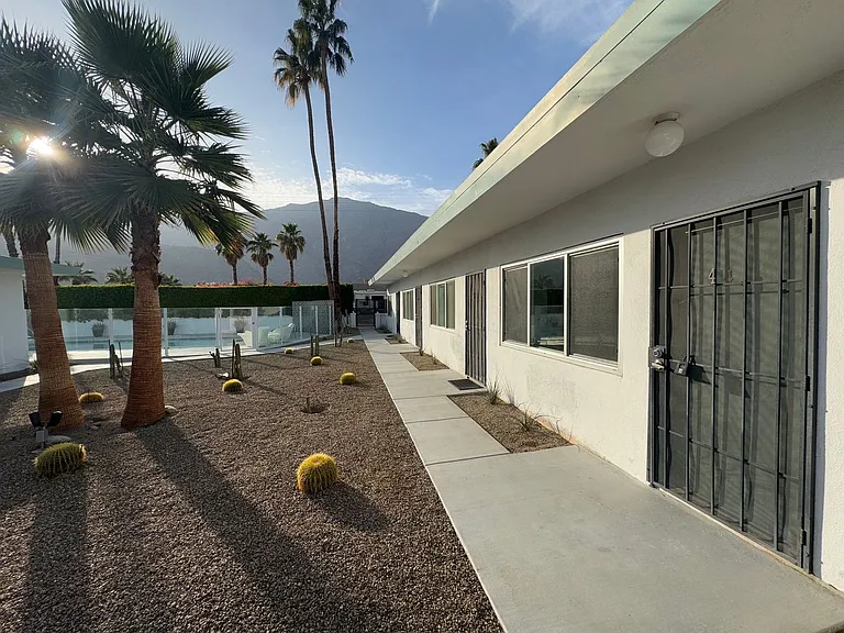 700 N Riverside Dr #4 — Photo 4