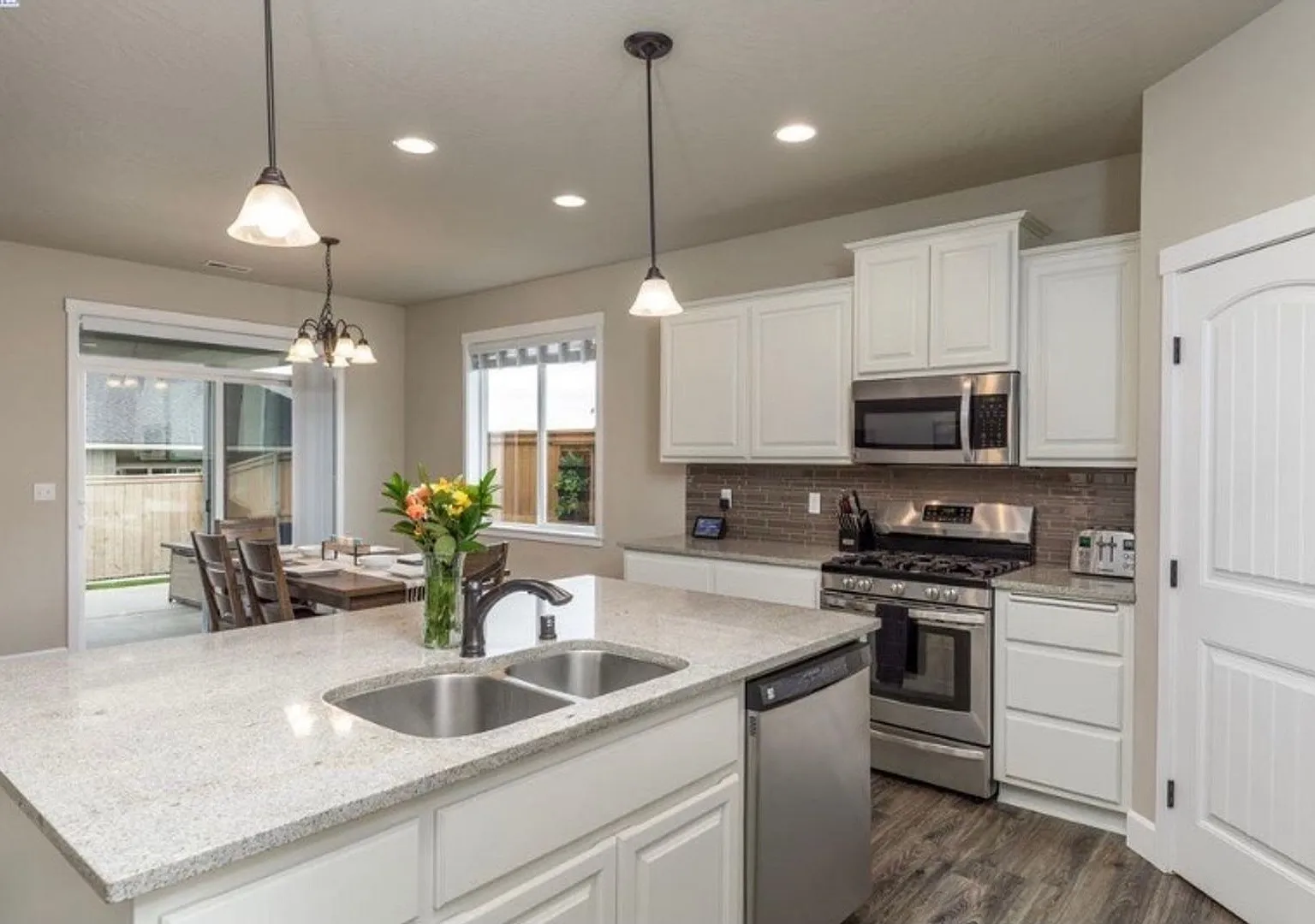 $500 Off First Months Rent- Beautiful 4 Bedroom Home in South Kennewick's Cherry Creek Neighborhood — Photo 3